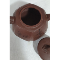 Mooi bewerkt Yixing trekpotje, gemerkt